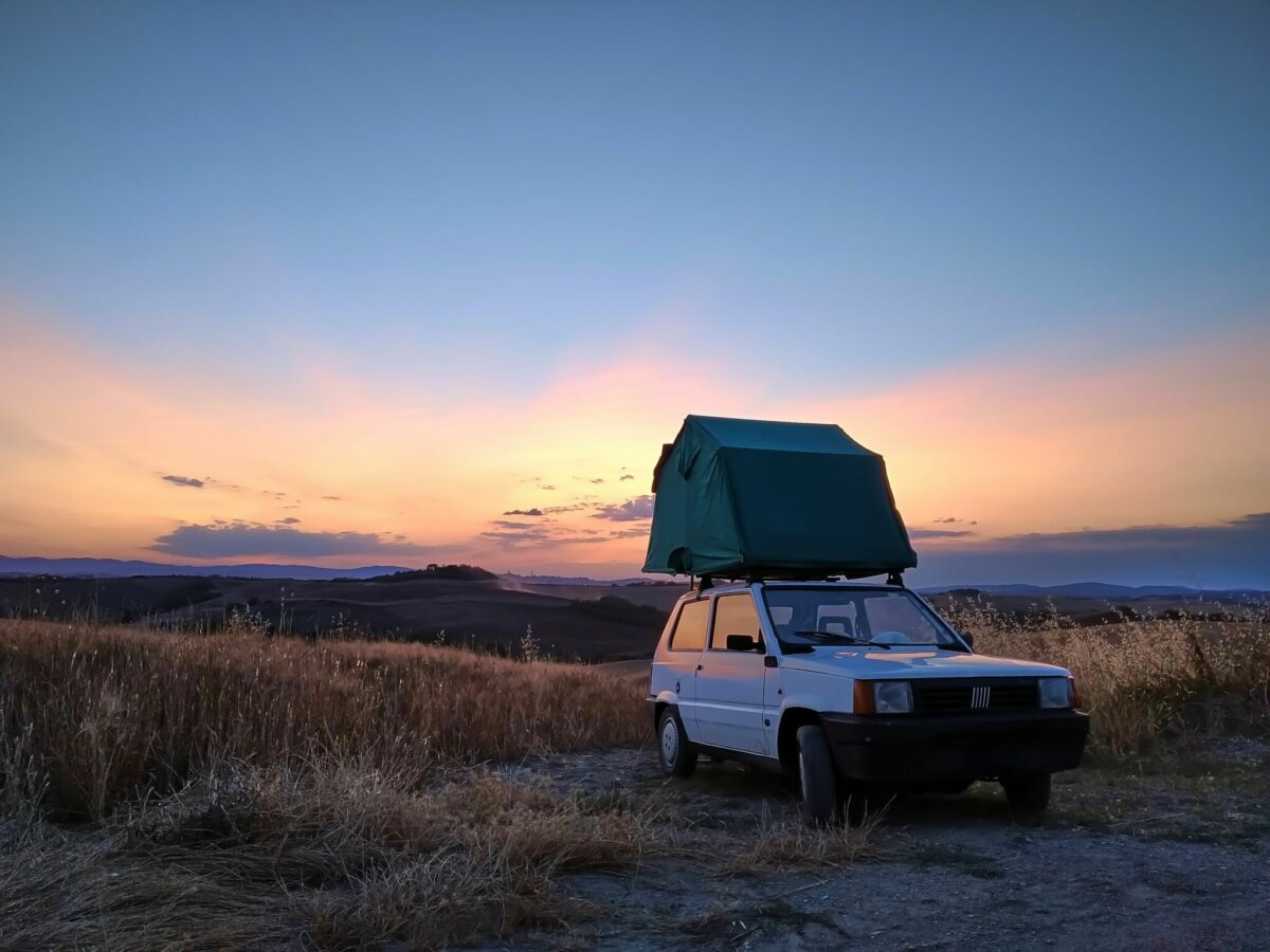Fiat Panda med tagtelt i solnedgang