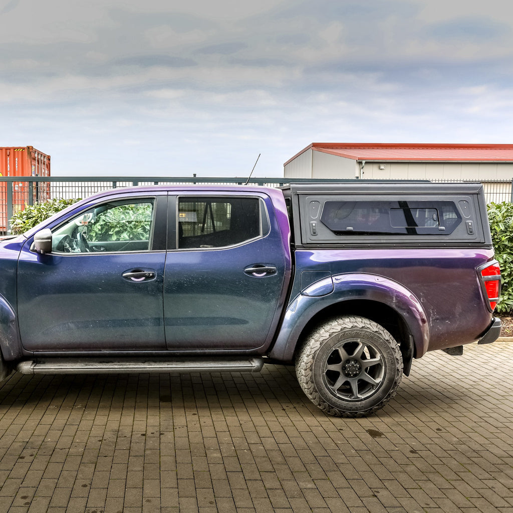 Alu-Cab Contour Hardtop, Nissan Navara 2016+ Double Cab (Med sideruder)