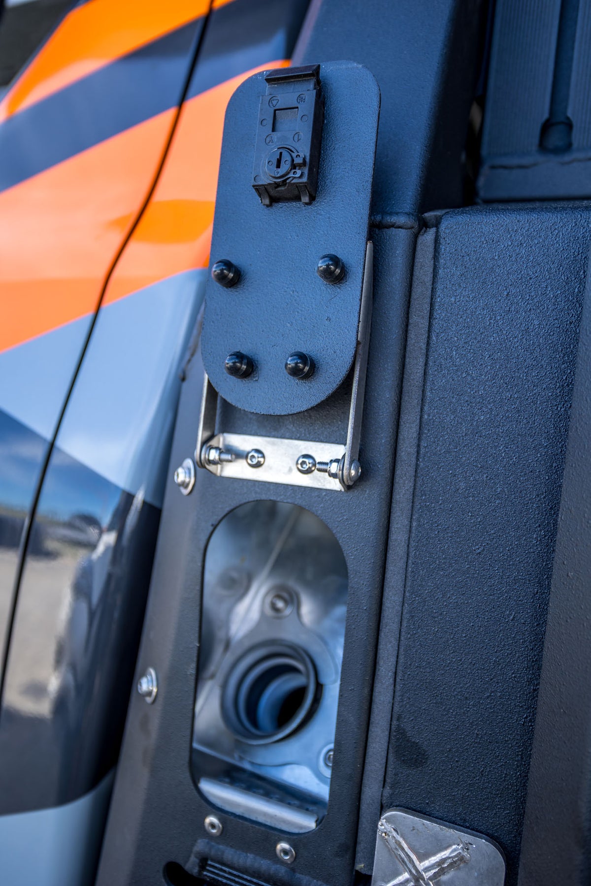 AluBlack Drop-Sides flatbed – Toyota Hilux 2016+ Double Cab