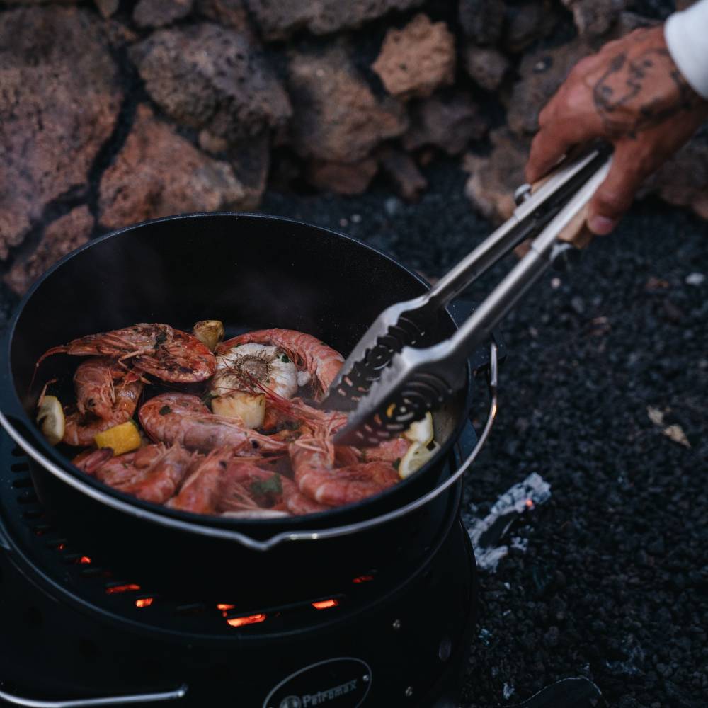 Petromax teleskop-grilltang i brug
