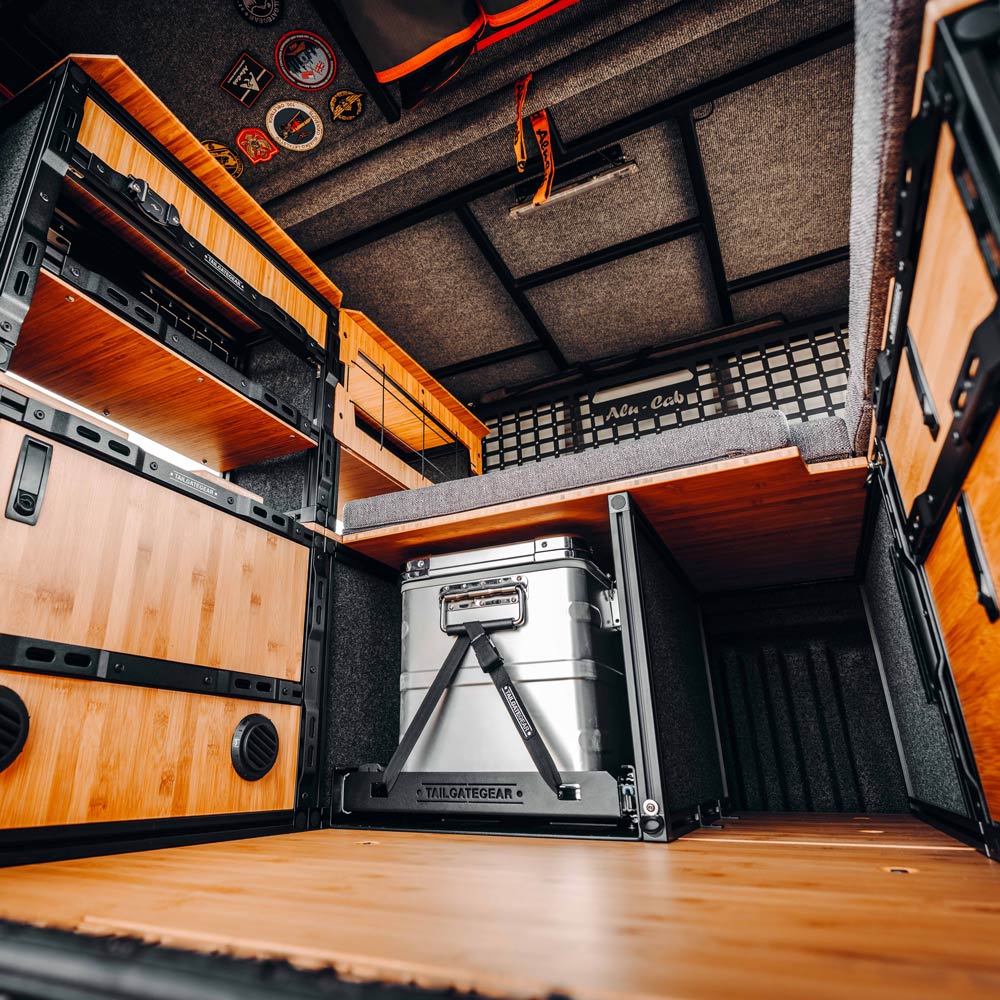 Tailgate Gear indretning til Alu-Cab ModCap & Canopy Camper