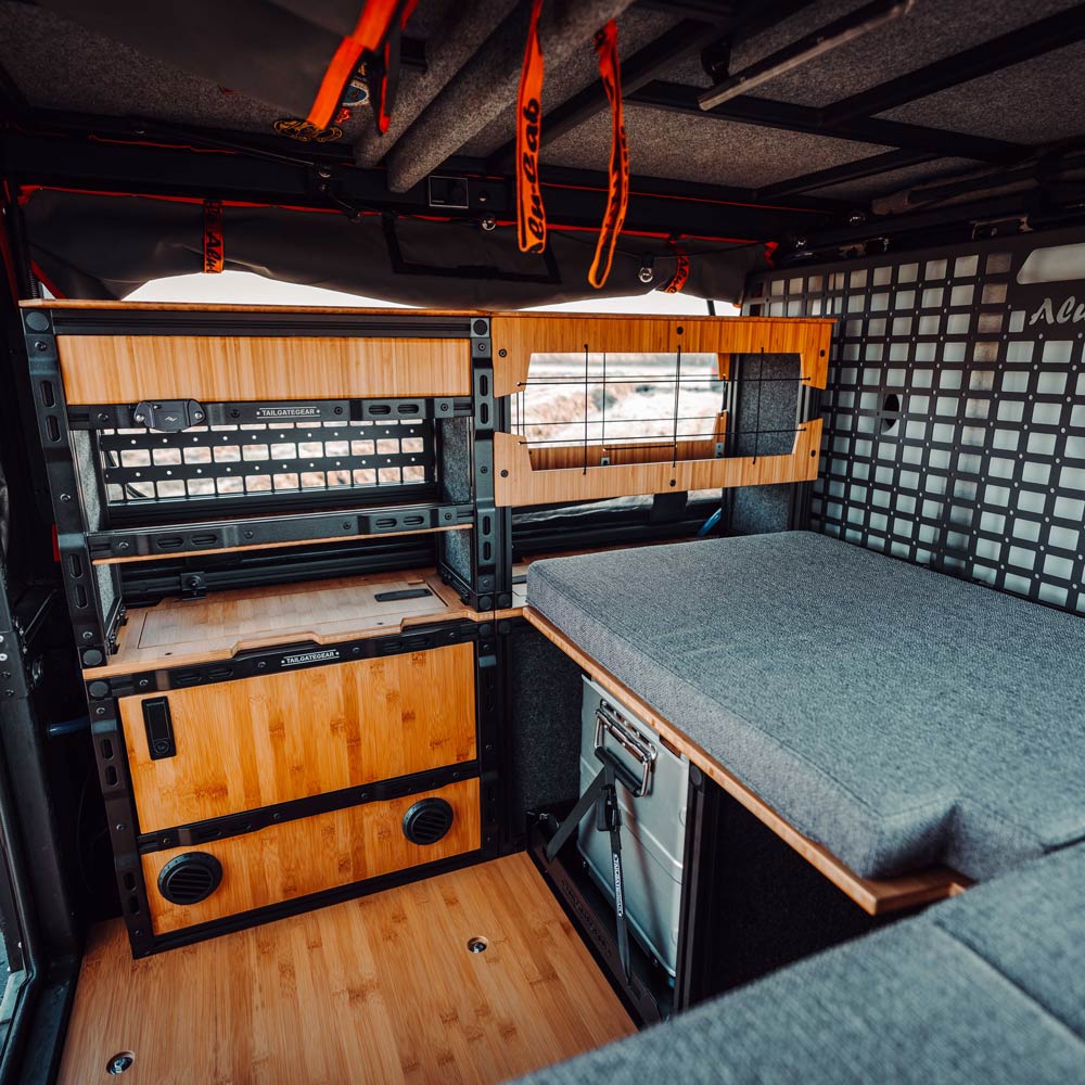 Tailgate Gear indretning til Alu-Cab ModCap & Canopy Camper