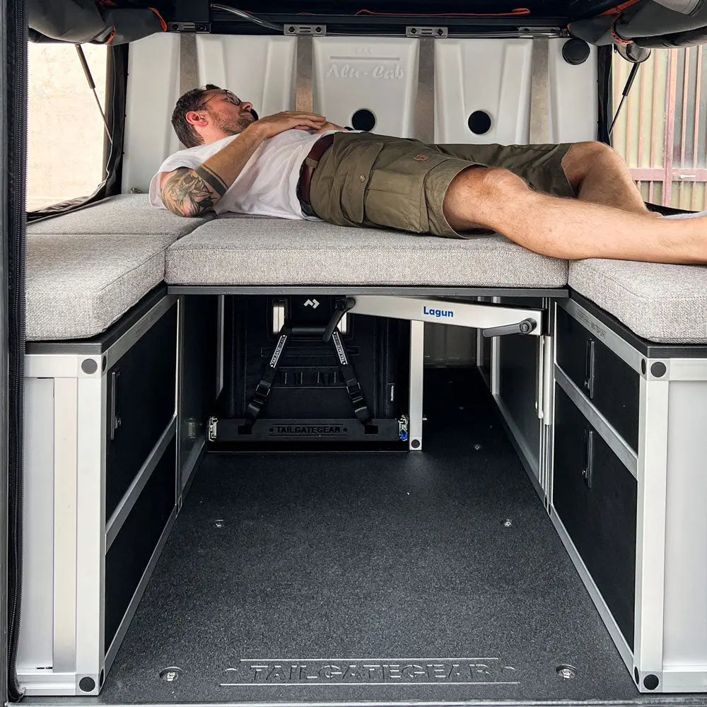 Tailgate Gear indretning til Alu-Cab ModCap & Canopy Camper
