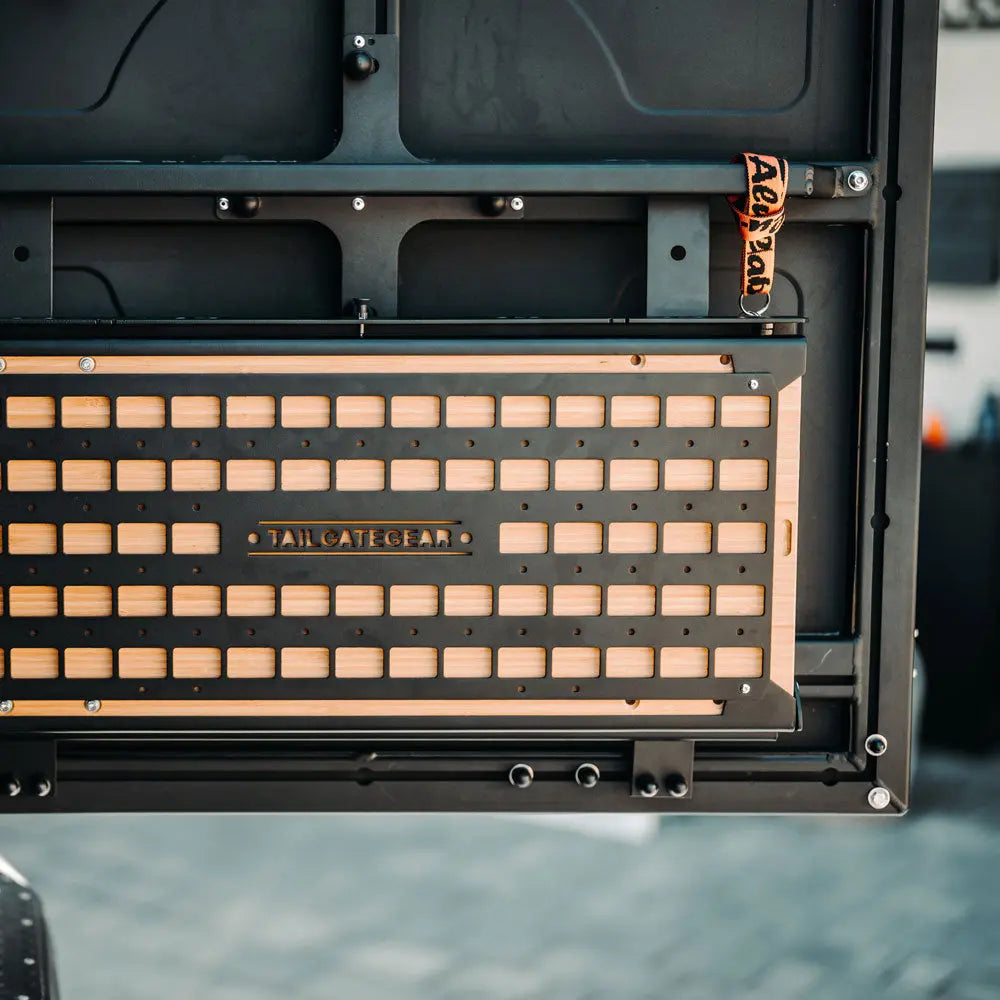 Tailgate Gear indretning til Alu-Cab ModCap & Canopy Camper