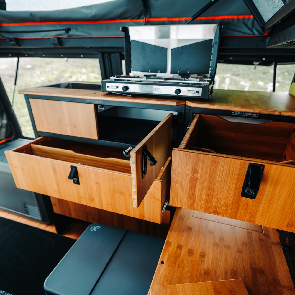 Tailgate Gear indretning til Alu-Cab ModCap & Canopy Camper