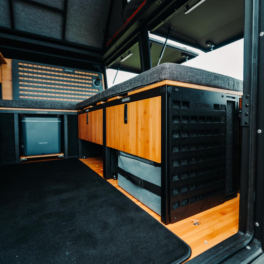 Tailgate Gear indretning til Alu-Cab ModCap & Canopy Camper