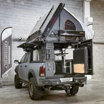 Tailgate Gear indretning til Alu-Cab ModCap & Canopy Camper – Dodge RAM 1500 (4. gen.) Crew Cab / Sort Raptor-birk & sølvfarvet struktur