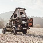 Tailgate Gear indretning til Alu-Cab ModCap & Canopy Camper – Jeep Gladiator JT (2019+) / Sort Raptor-birk & sølvfarvet struktur