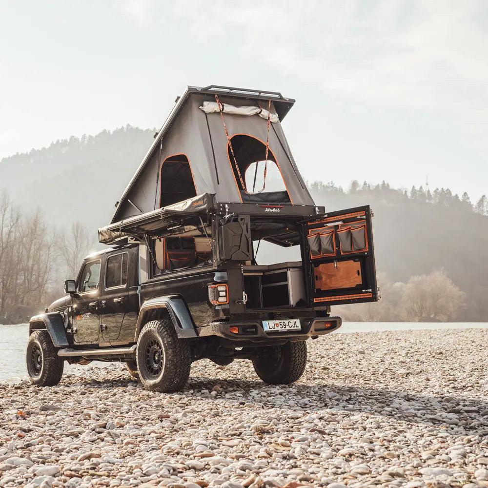 Tailgate Gear indretning til Alu-Cab ModCap & Canopy Camper – Jeep Gladiator JT (2019+) / Sort Raptor-birk & sølvfarvet struktur