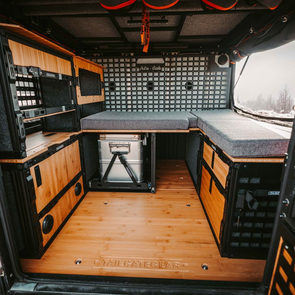 Tailgate Gear indretning til Alu-Cab ModCap & Canopy Camper – Toyota Hilux Double Cab (2015+) / Bambus & sort struktur