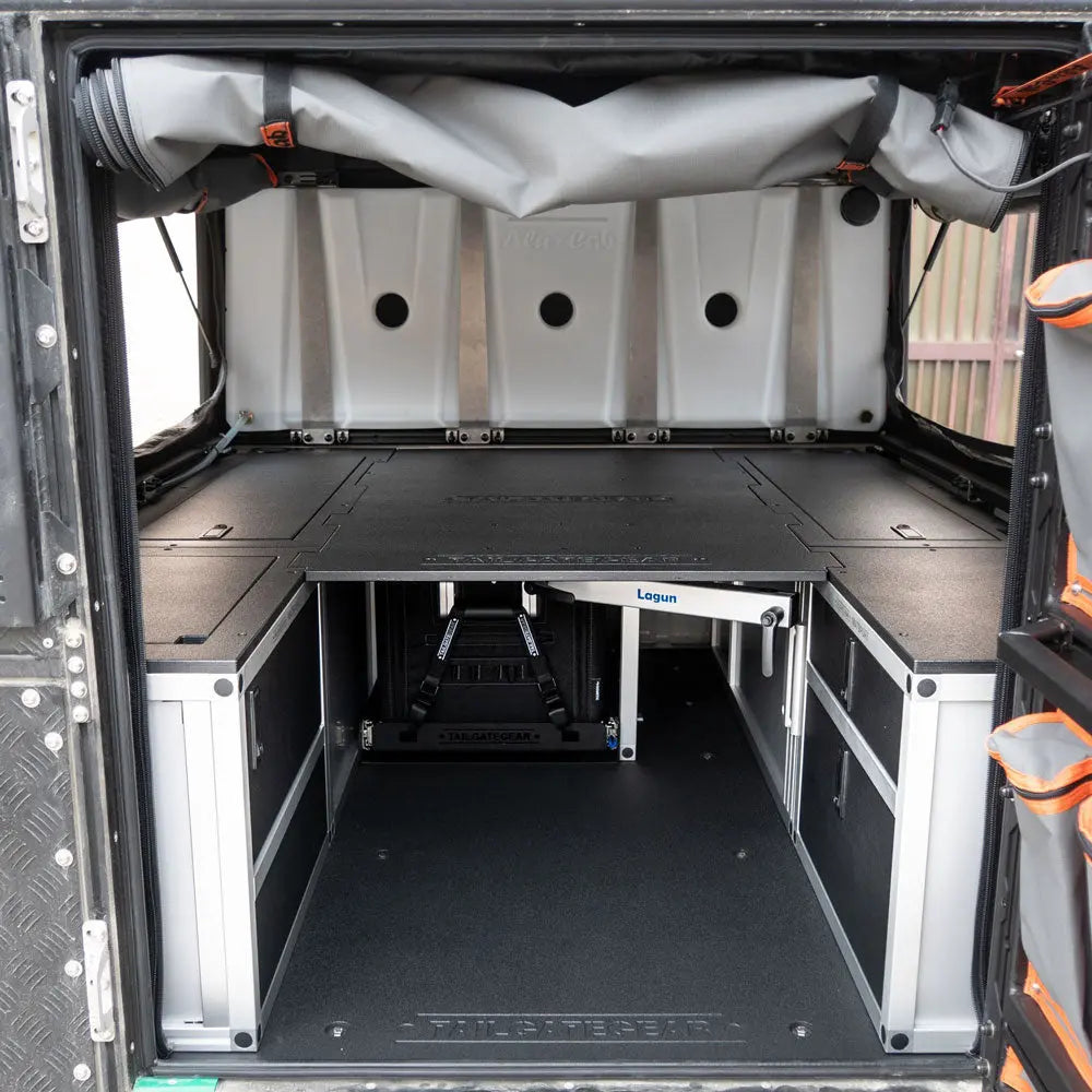 Tailgate Gear indretning til Alu-Cab ModCap & Canopy Camper – Toyota Hilux Extra Cab (2015+) / Sort Raptor-birk & sølvfarvet struktur