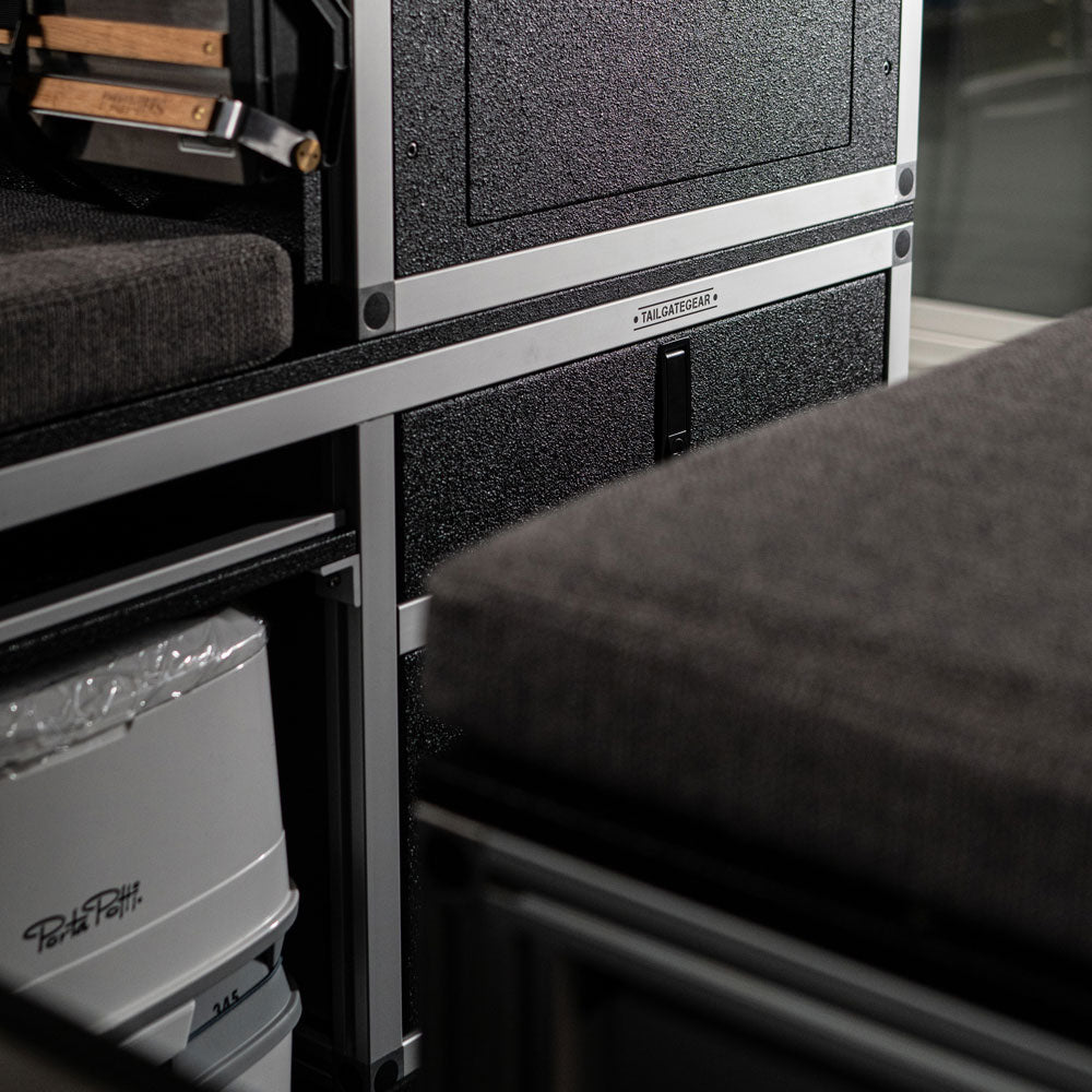 Tailgate Gear indretning til Ineos Grenadier med Alu-Cab Silenus